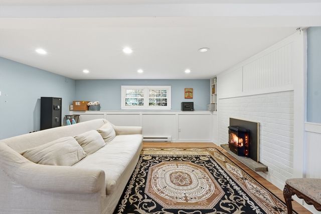 37 Woodlawn Dr, Sturbridge, MA 01566