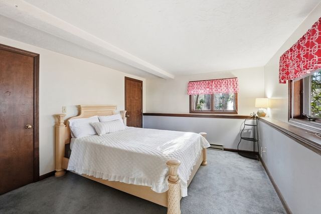 37 Woodlawn Dr, Sturbridge, MA 01566