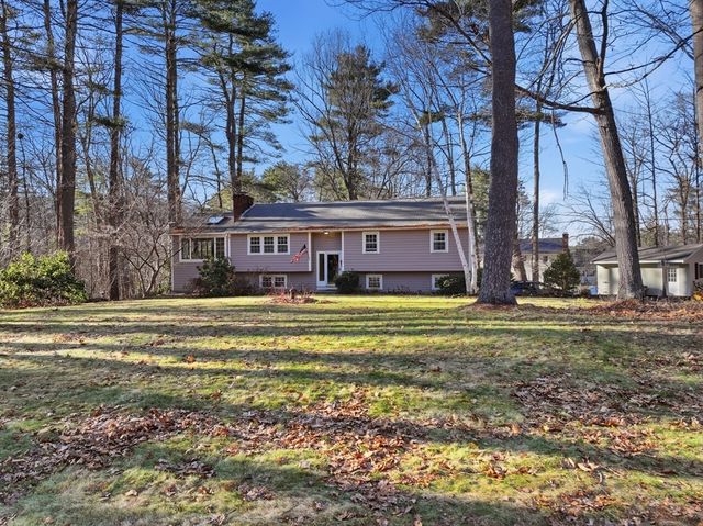 37 Woodlawn Dr, Sturbridge, MA 01566