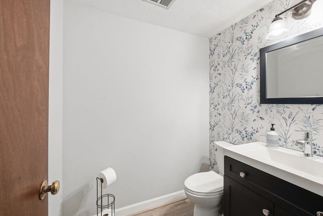 37 Woodlawn Dr, Sturbridge, MA 01566