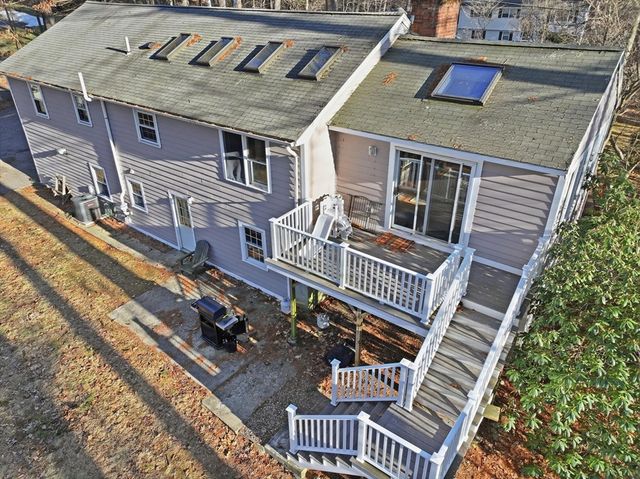 37 Woodlawn Dr, Sturbridge, MA 01566