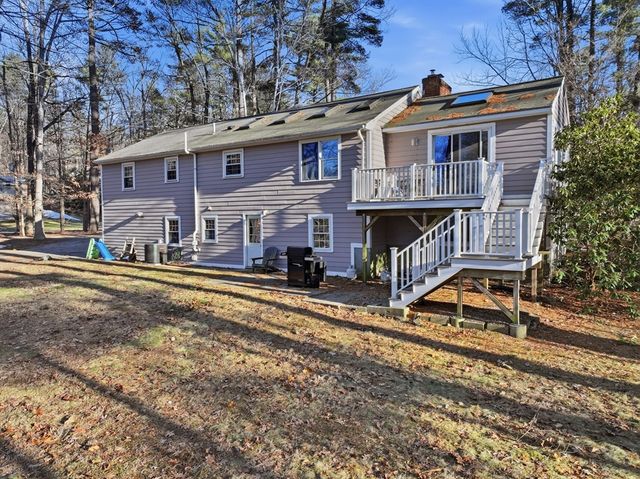 37 Woodlawn Dr, Sturbridge, MA 01566