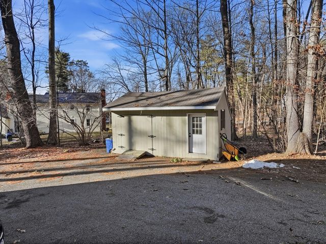 37 Woodlawn Dr, Sturbridge, MA 01566