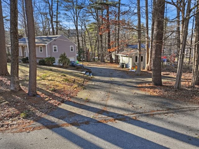 37 Woodlawn Dr, Sturbridge, MA 01566