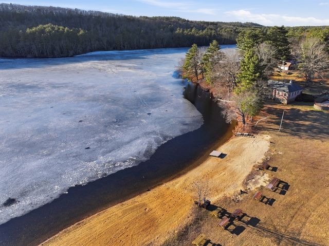 37 Woodlawn Dr, Sturbridge, MA 01566