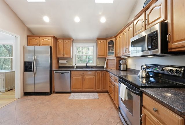 37 Woodlawn Dr, Sturbridge, MA 01566