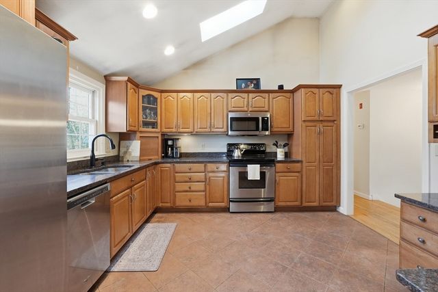 37 Woodlawn Dr, Sturbridge, MA 01566