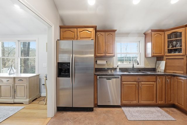 37 Woodlawn Dr, Sturbridge, MA 01566