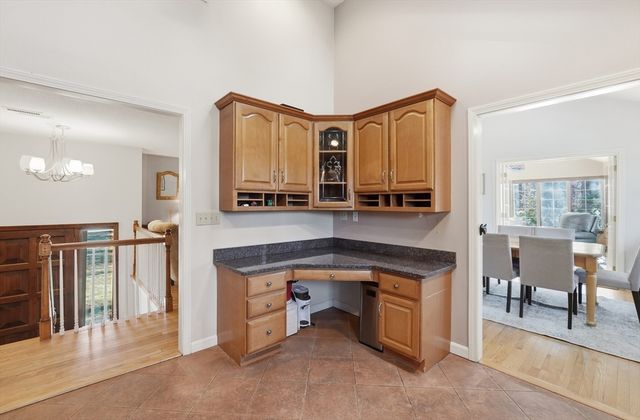 37 Woodlawn Dr, Sturbridge, MA 01566