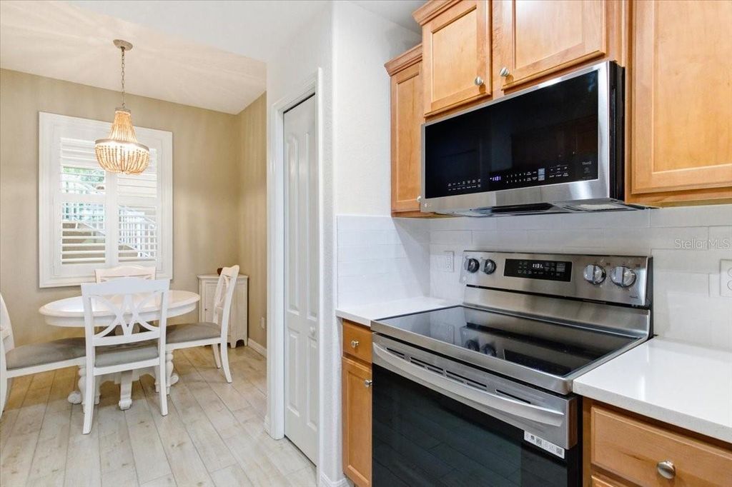 Image 11 of property listing at 923 FAIRWAYCOVE LANE 103, Bradenton, FL 34212