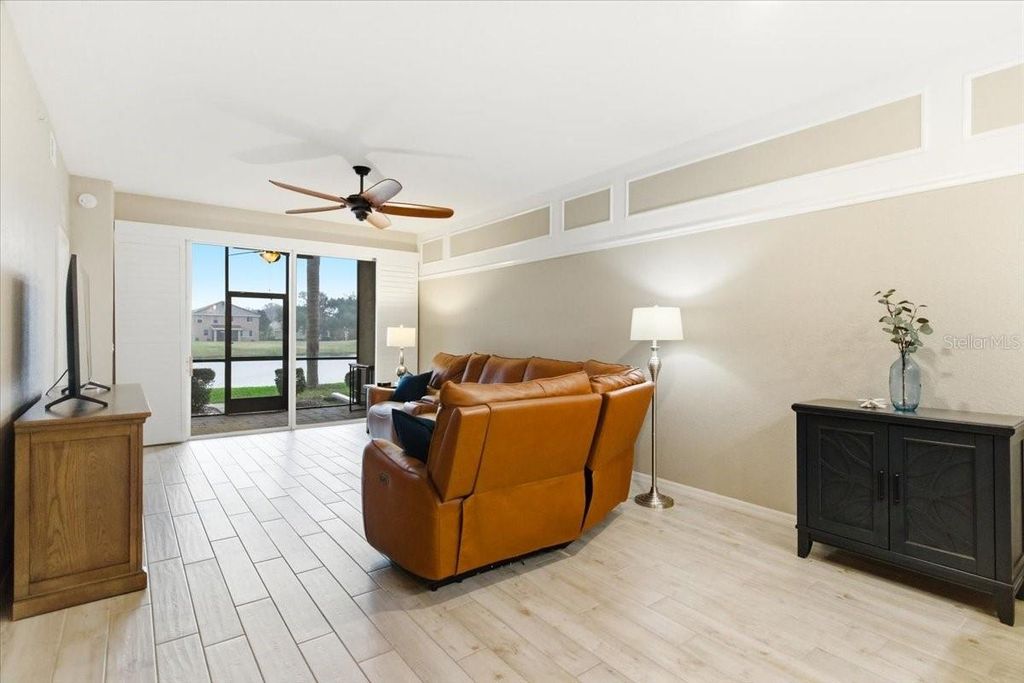 Image 16 of property listing at 923 FAIRWAYCOVE LANE 103, Bradenton, FL 34212