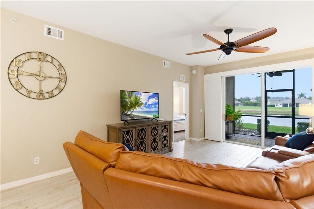 Image 17 of property listing at 923 FAIRWAYCOVE LANE 103, Bradenton, FL 34212