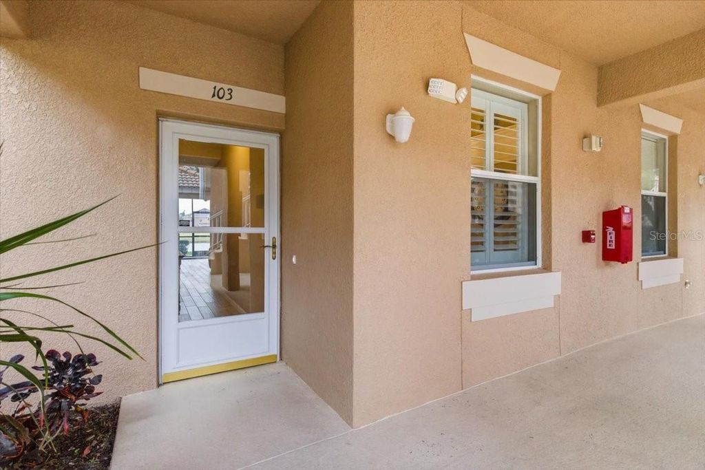 Image 3 of property listing at 923 FAIRWAYCOVE LANE 103, Bradenton, FL 34212