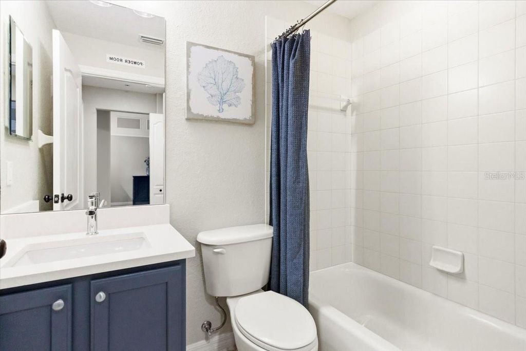 Image 33 of property listing at 923 FAIRWAYCOVE LANE 103, Bradenton, FL 34212