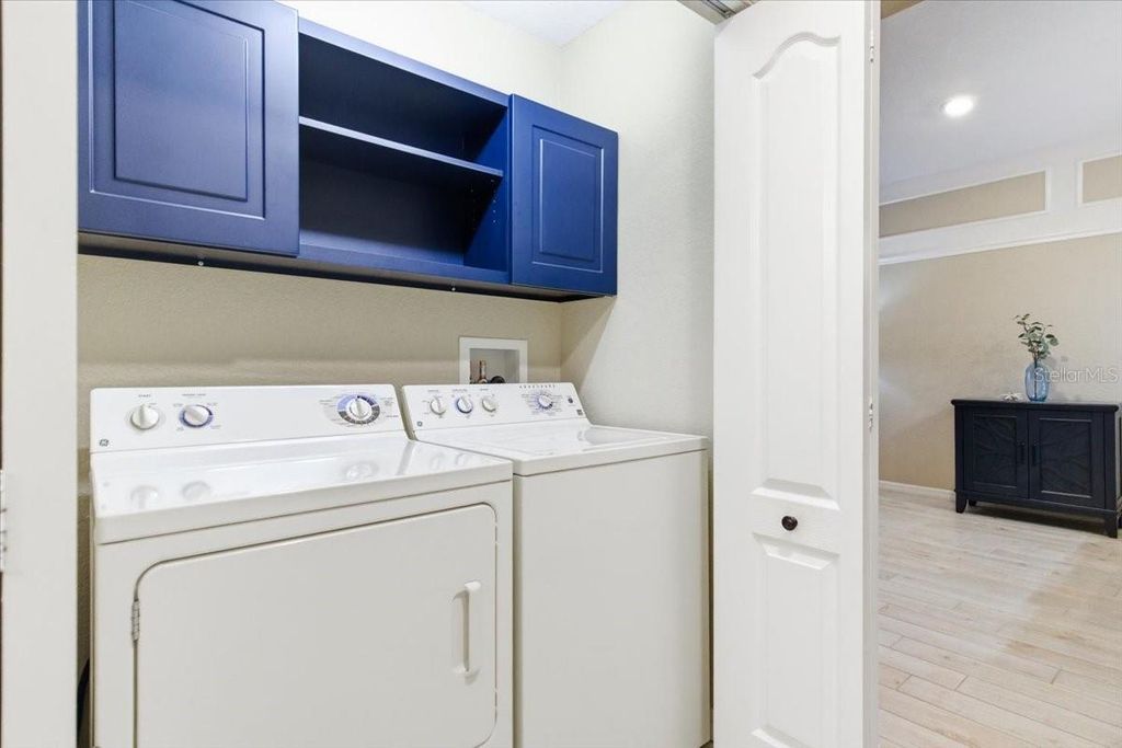 Image 34 of property listing at 923 FAIRWAYCOVE LANE 103, Bradenton, FL 34212