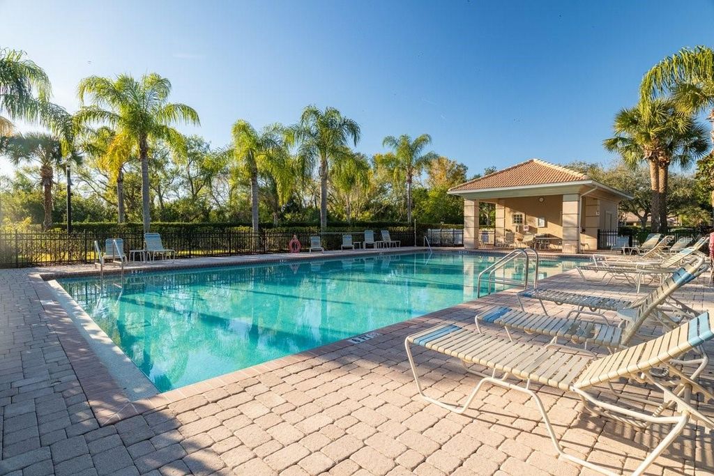 Image 47 of property listing at 923 FAIRWAYCOVE LANE 103, Bradenton, FL 34212