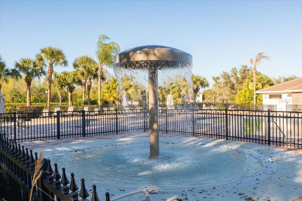 Image 54 of property listing at 923 FAIRWAYCOVE LANE 103, Bradenton, FL 34212