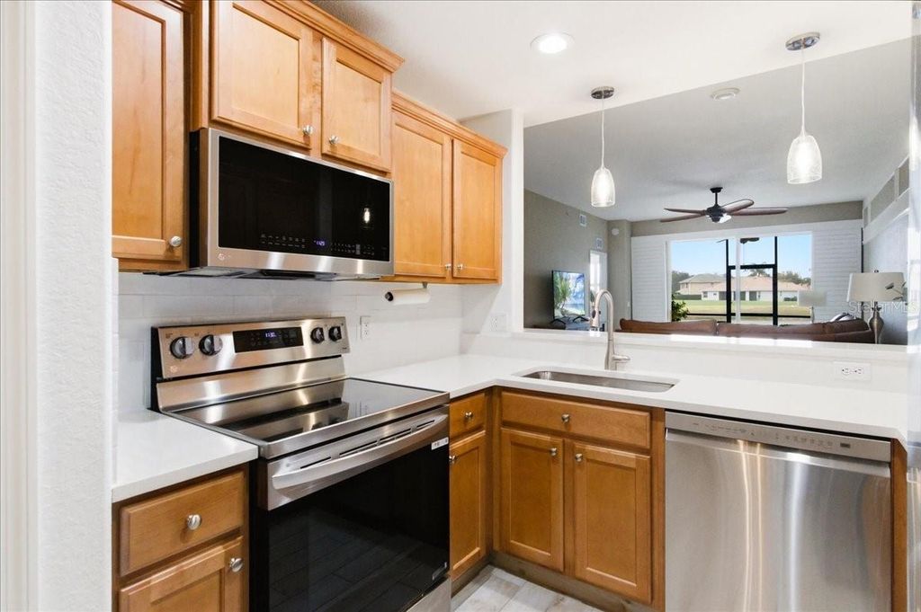Image 7 of property listing at 923 FAIRWAYCOVE LANE 103, Bradenton, FL 34212