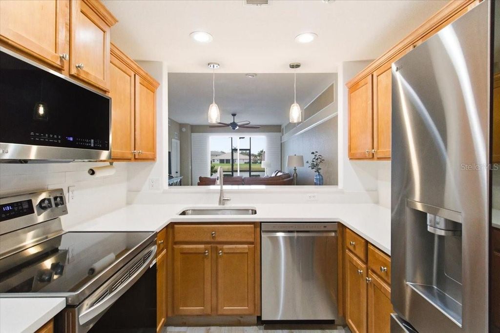 Image 9 of property listing at 923 FAIRWAYCOVE LANE 103, Bradenton, FL 34212