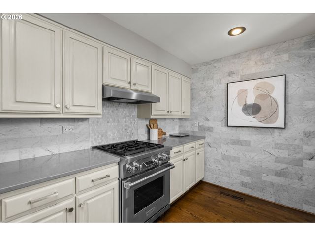 10209 Nw VILLAGE HEIGHTS Dr, Portland, OR 97229