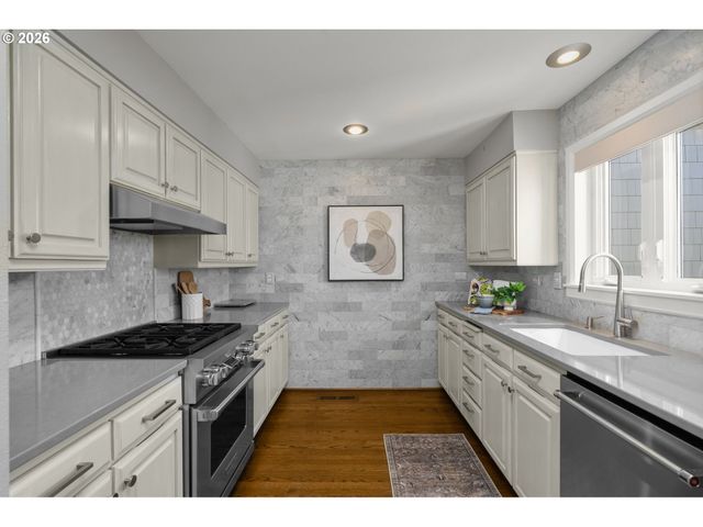 10209 Nw VILLAGE HEIGHTS Dr, Portland, OR 97229