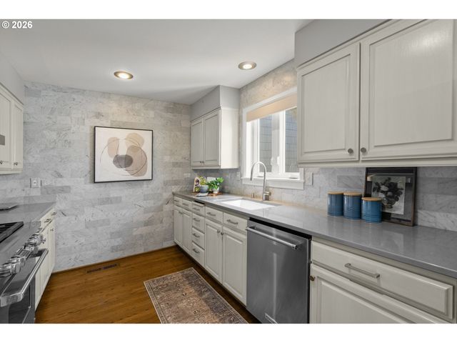 10209 Nw VILLAGE HEIGHTS Dr, Portland, OR 97229