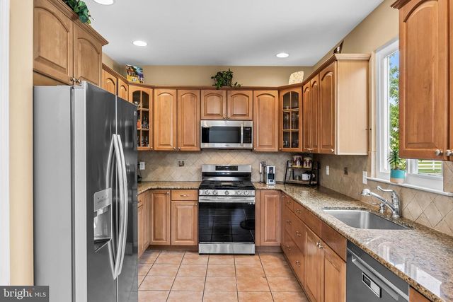 9 PADDOCK RD, Marlton, NJ 08053