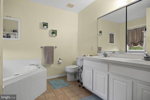 9 PADDOCK RD, Marlton, NJ 08053