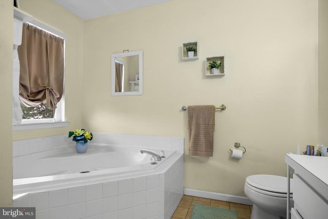 9 PADDOCK RD, Marlton, NJ 08053