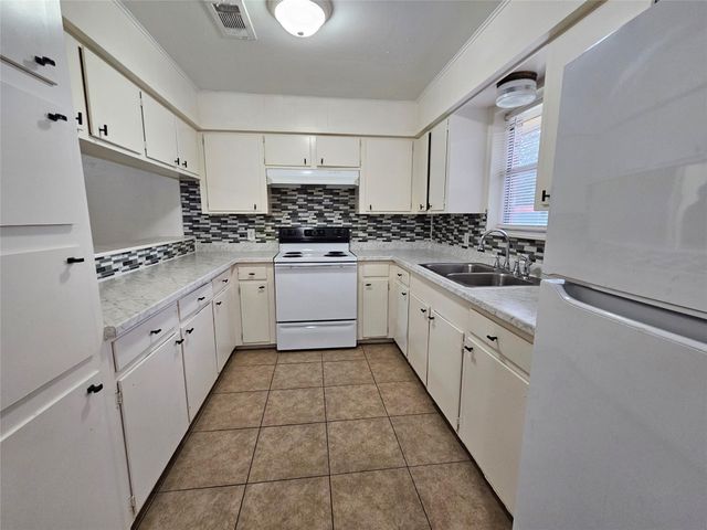 207 Shadow Oaks Drive, Conroe, TX 77303