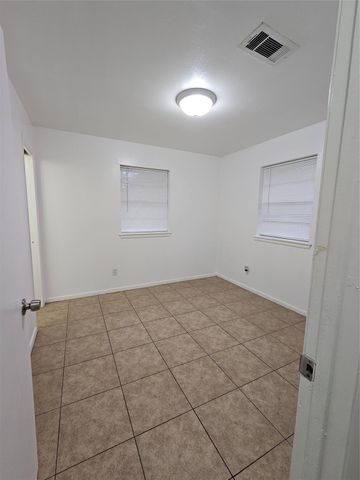 207 Shadow Oaks Drive, Conroe, TX 77303