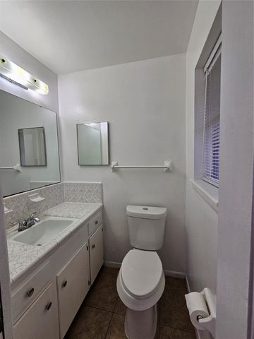 207 Shadow Oaks Drive, Conroe, TX 77303