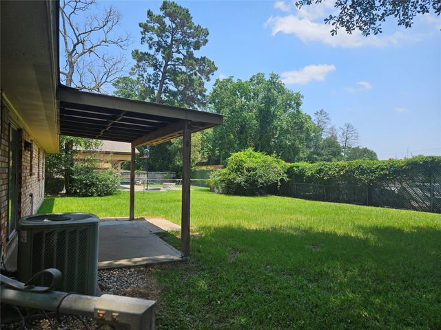 207 Shadow Oaks Drive, Conroe, TX 77303