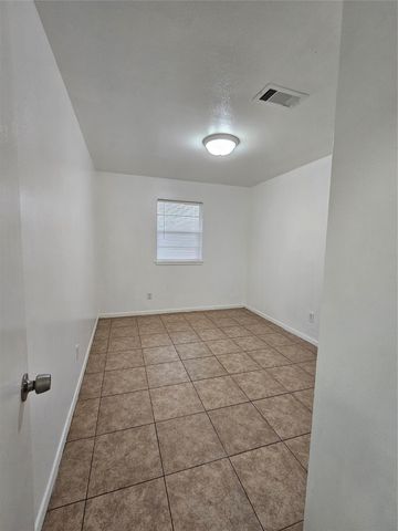 207 Shadow Oaks Drive, Conroe, TX 77303