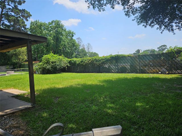 207 Shadow Oaks Drive, Conroe, TX 77303