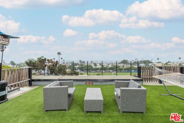 2460 Beverley Avenue, Santa Monica, CA 90405