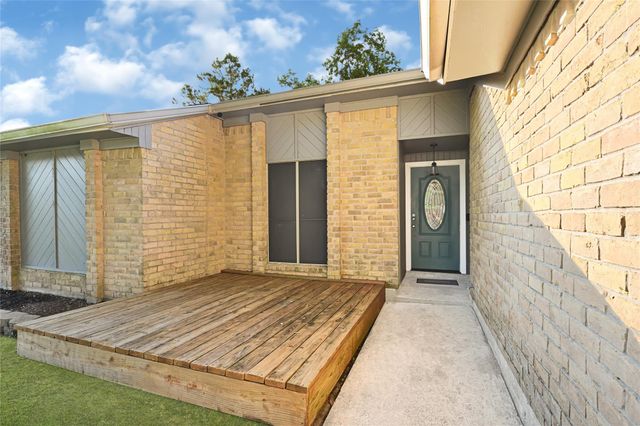 842 Walbrook Drive, Houston, TX 77062