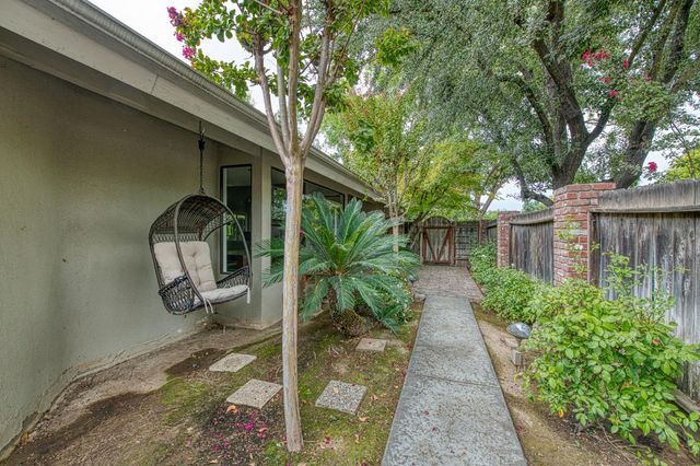 5284 N Pleasant Avenue, Fresno, CA 93711