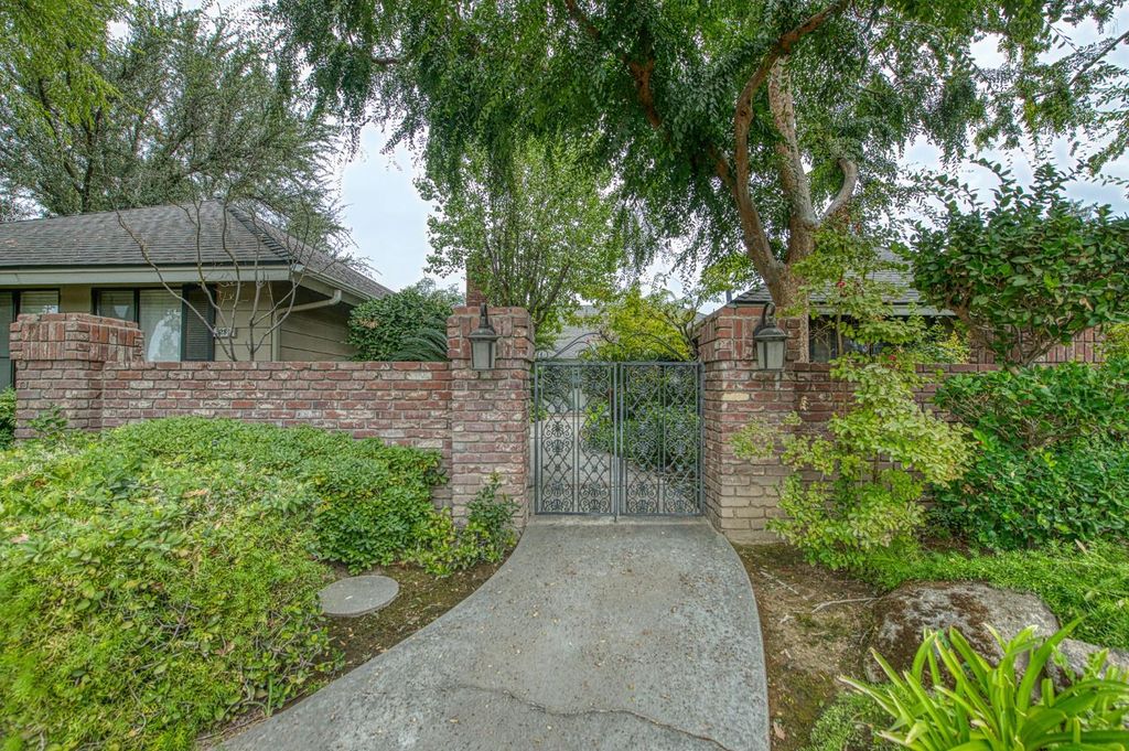 5284 N Pleasant Avenue, Fresno, CA 93711
