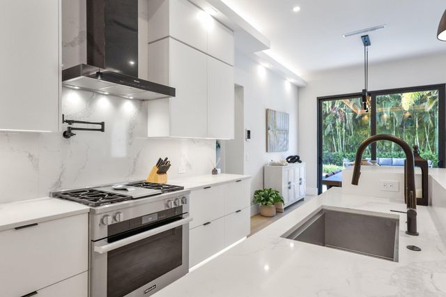 525 Whispering Pines Road, Boynton Beach, FL 33435