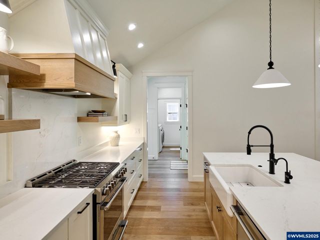 201 Jerome Av, Silverton, OR 97381