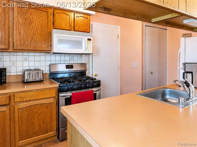 1442 Mariner Drive, Walled Lake, MI 48390