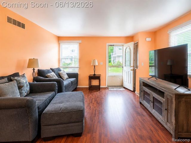 1442 Mariner Drive, Walled Lake, MI 48390
