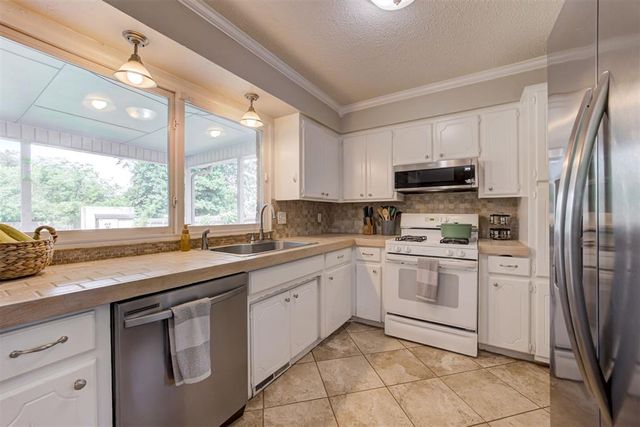 4225 Clendon Way, Del City, OK 73115
