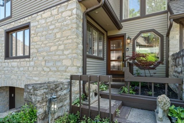 410 Darbys Run, Bay Village, OH 44140