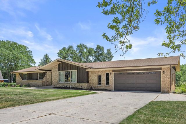 S93W22525 Henneberry AVENUE, Big Bend, WI 53103