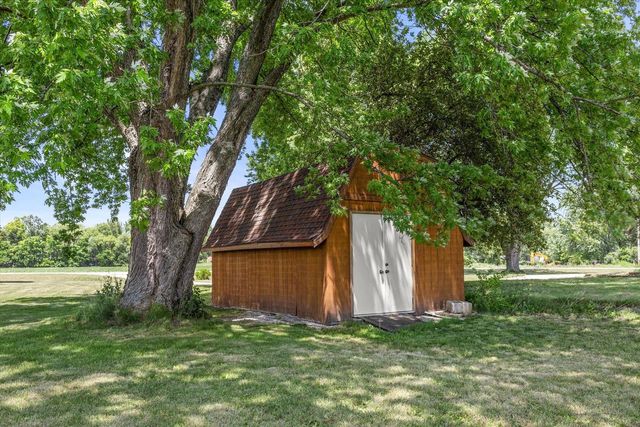 S93W22525 Henneberry AVENUE, Big Bend, WI 53103
