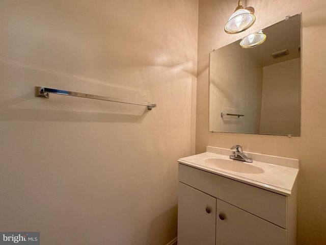 4104 SIDEBURN RD, Fairfax, VA 22030