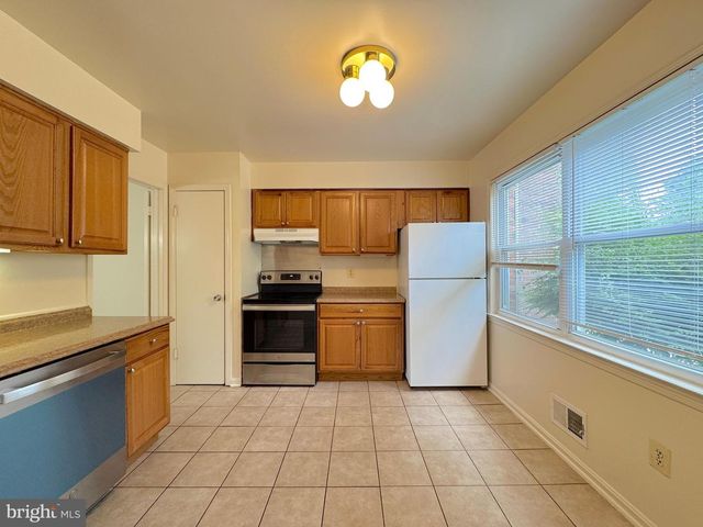4104 SIDEBURN RD, Fairfax, VA 22030