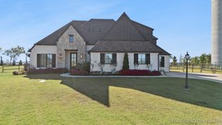 6131 N Creekwood Drive, Owasso, OK 74055
